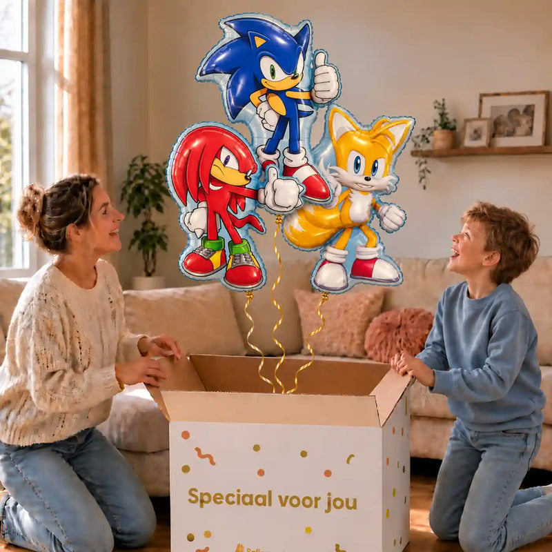 Sonic, Knuckles en Tails Trosje: moeder en zoon pakken het heliumgevulde ballonnentrosje uit een Speciaal voor jou-doos, met natuurlijk gekrulde gouden linten.