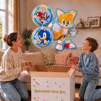 Sonic Tails Trosje: moeder en zoon pakken het heliumgevulde ballonnentrosje uit een Speciaal voor jou-doos, met natuurlijk gekrulde gouden linten.
