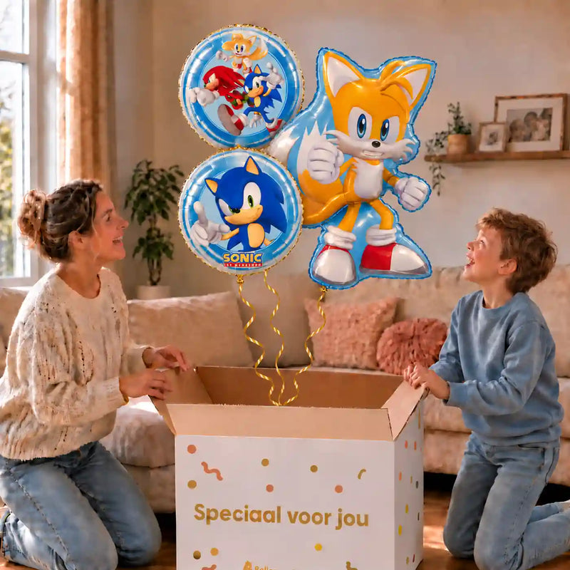 Sonic Tails Trosje: moeder en zoon pakken het heliumgevulde ballonnentrosje uit een Speciaal voor jou-doos, met natuurlijk gekrulde gouden linten.