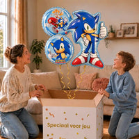 Sonic Trosje – 84 cm: moeder en zoon pakken het heliumgevulde ballonnentrosje uit een Speciaal voor jou-doos, met natuurlijk gekrulde gouden linten.