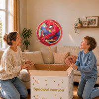 Moeder en jongen bekijken de ballon Spiderman Helium Ballon in zacht warm licht boven de geopende cadeaudoos ‘Speciaal voor jou’.
