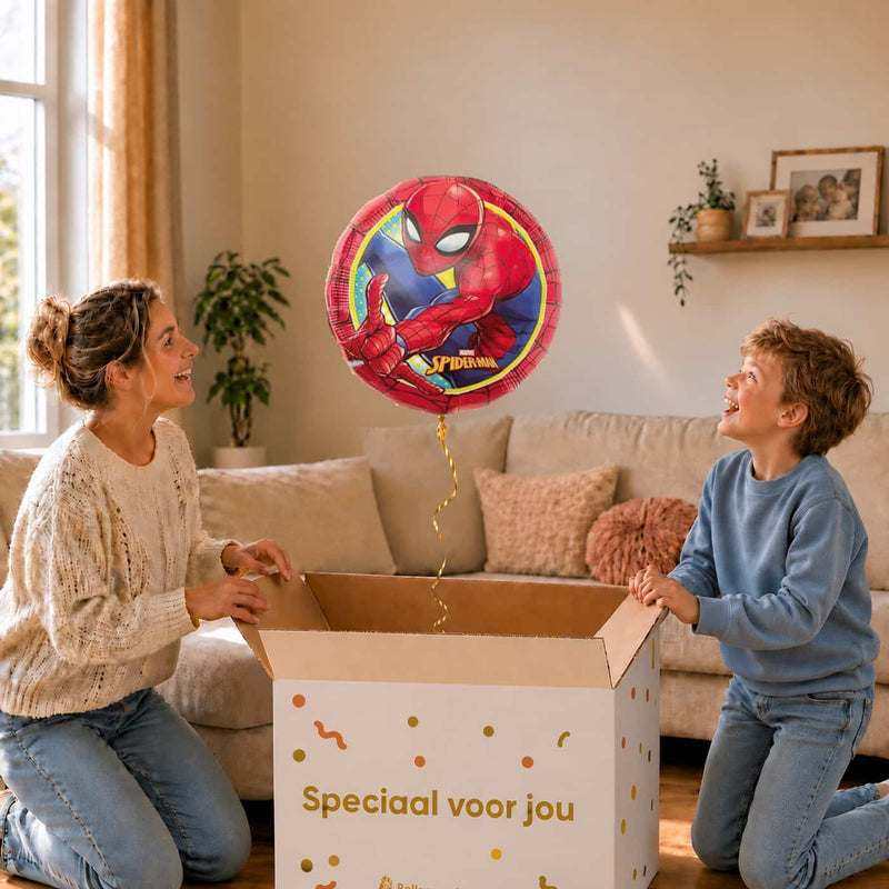 Moeder en jongen bekijken de ballon Spiderman Helium Ballon in zacht warm licht boven de geopende cadeaudoos ‘Speciaal voor jou’.