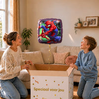 Jongen en moeder bij een vierkante Spider-Man heliumballon van 46 cm boven een Speciaal voor jou-doos.