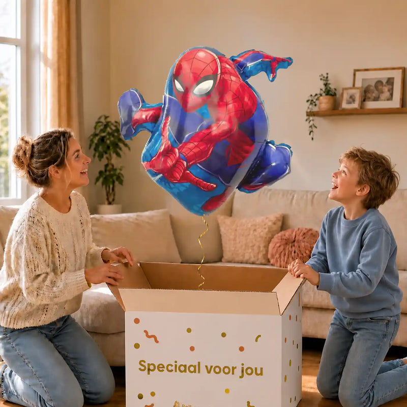 Moeder en jongetje openen een feestelijke doos met de Spiderman heliumballon van 73 cm en een gouden lint – Ballonnenshop.nl