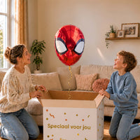 Moeder en jongen pakken een rode Spider-Man hoofdballon van 46 cm met witte ogen uit.