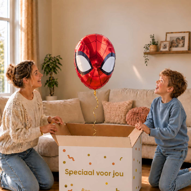 Moeder en jongen pakken een rode Spider-Man hoofdballon van 46 cm met witte ogen uit.