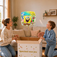 Moeder en jongen bekijken de ballon Spongebob Helium Ballon in zacht warm licht boven de geopende cadeaudoos ‘Speciaal voor jou’.