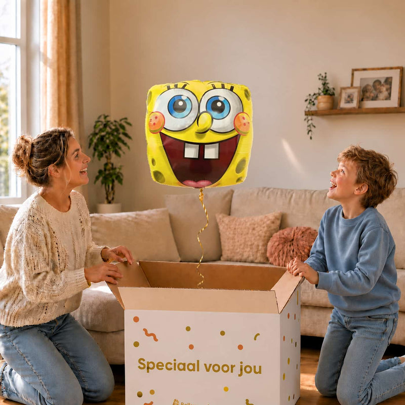 Moeder en jongen bekijken de ballon Spongebob Helium Ballon in zacht warm licht boven de geopende cadeaudoos ‘Speciaal voor jou’.