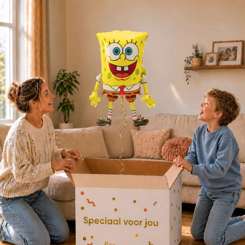 Moeder en jongen bekijken een SpongeBob-ballon van 71 cm met gouden lint boven de geopende cadeaudoos ‘Speciaal voor jou’.