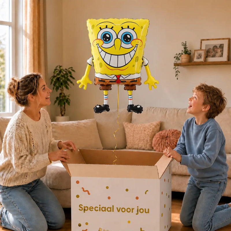 Spongebob Helium Ballon – uitpakmoment met moeder en jongetje in een warme woonkamer – Ballonnenshop.nl