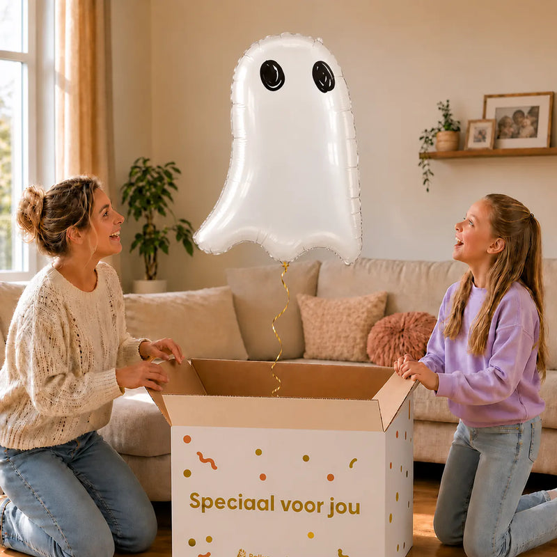 Spook Helium Ballon – uitpakmoment met moeder en meisje in een warme woonkamer – Ballonnenshop.nl