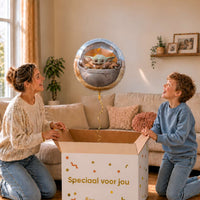 Jongen en moeder pakken een Star Wars Baby Yoda heliumballon van 46 cm uit de cadeaudoos.