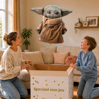 Star Wars Baby Yoda Helium Ballon – uitpakmoment met moeder en jongetje in een warme woonkamer – Ballonnenshop.nl