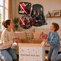 Star Wars Trosje Darth Vader XL: moeder en zoon pakken het heliumgevulde ballonnentrosje uit een Speciaal voor jou-doos, met natuurlijk gekrulde gouden linten.