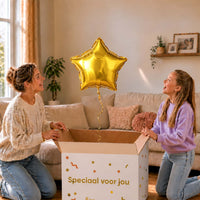 Moeder en meisje pakken een gouden sterballon van 46 cm uit een Speciaal voor jou-cadeaudoos.