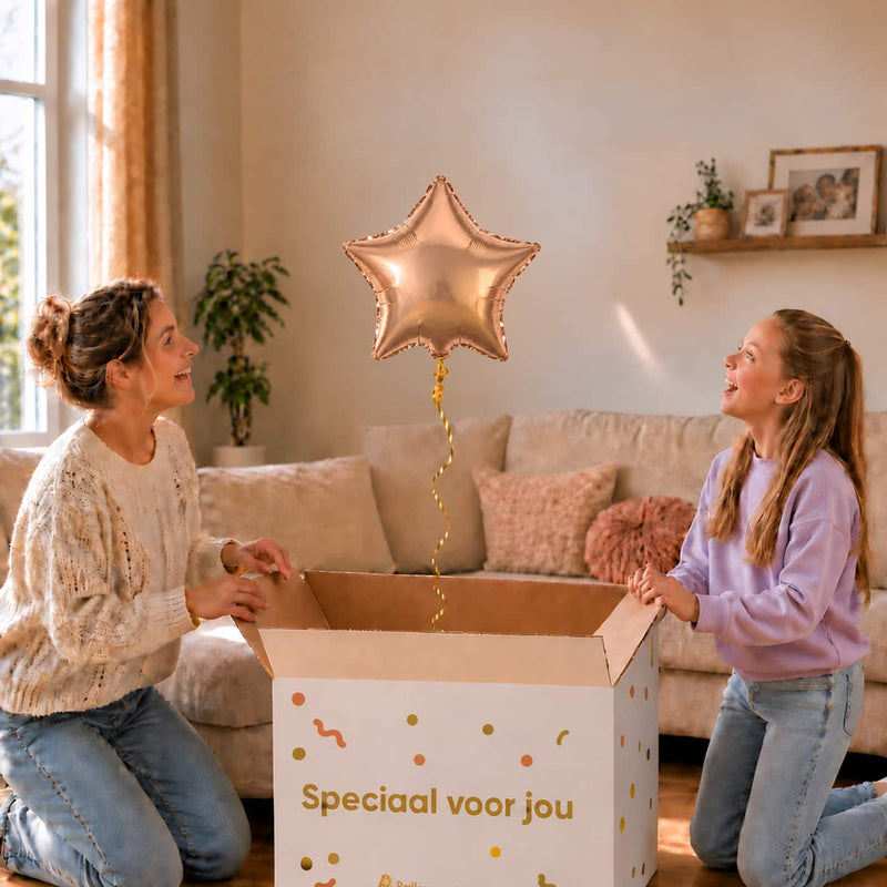 Moeder en meisje pakken een roségouden stervormige heliumballon van 46 cm uit.