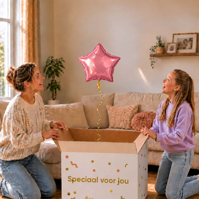 Moeder en meisje openen een cadeaudoos met een roze sterballon van 46 cm.