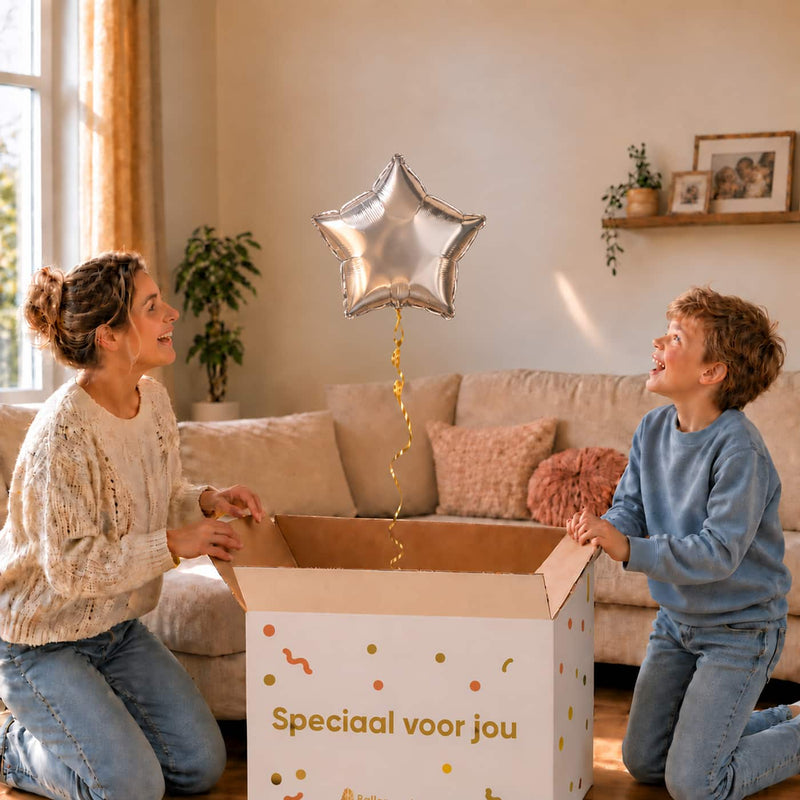 Moeder en jongen pakken een zilveren stervormige heliumballon van 46 cm uit.