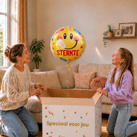 Meisje en moeder bij een gele Sterkte smileyballon van 46 cm met een pleister op de wang.