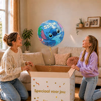 Moeder en meisje bekijken de ballon Stitch Helium Ballon in zacht warm licht boven de geopende cadeaudoos ‘Speciaal voor jou’.