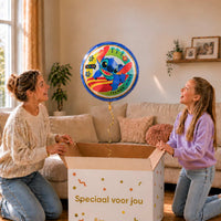 Moeder en meisje openen een cadeaudoos met een Stitch op surfboard heliumballon van 46 cm.