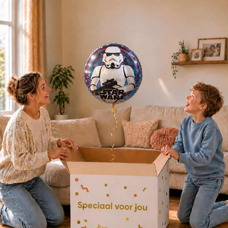 Moeder en jongen pakken een Star Wars Stormtrooper heliumballon van 46 cm uit.