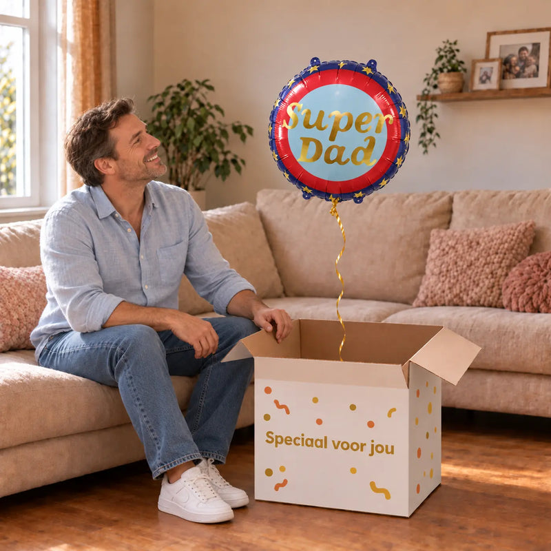 Uitpakmoment met Super Dad Helium Ballon uit een cadeaudoos van Ballonnenshop.nl