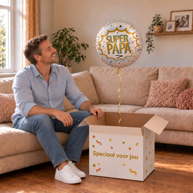 Uitpakmoment met Super Papa Helium Ballon Goud uit een cadeaudoos van Ballonnenshop.nl