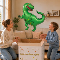 Tyrannosaurus Rex Dino XL Ballon – uitpakmoment met moeder en jongetje in een warme woonkamer – Ballonnenshop.nl
