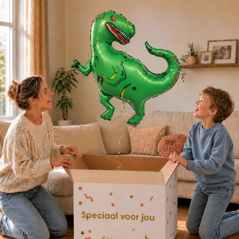 Tyrannosaurus Rex Dino XL Ballon – uitpakmoment met moeder en jongetje in een warme woonkamer – Ballonnenshop.nl