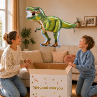 Tyrannosaurus Rex Dino XL Ballon – uitpakmoment met moeder en jongetje in een warme woonkamer – Ballonnenshop.nl