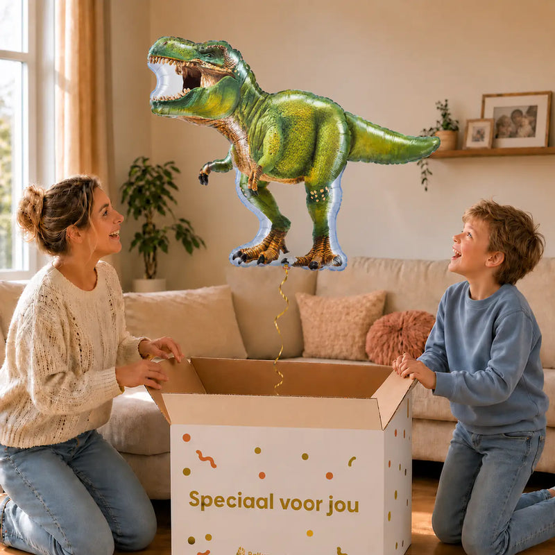 Tyrannosaurus Rex Dino XL Ballon – uitpakmoment met moeder en jongetje in een warme woonkamer – Ballonnenshop.nl