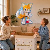 Tails Sonic Helium Ballon – uitpakmoment met moeder en jongetje in een warme woonkamer – Ballonnenshop.nl