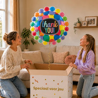 Thank You Helium Ballon – uitpakmoment met moeder en meisje in een warme woonkamer – Ballonnenshop.nl