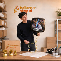 Jesse houdt de The Light Side Star Wars Ballon vast in de warme werkplaats van Ballonnenshop.nl.