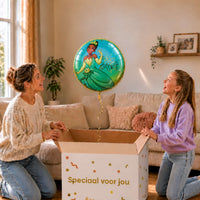 Moeder en meisje bekijken een Tiana Disney Prinses-heliumballon van 46 cm boven een geopende cadeaudoos.