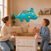 Triceratops Dino Helium XL Ballon – uitpakmoment met moeder en jongetje in een warme woonkamer – Ballonnenshop.nl