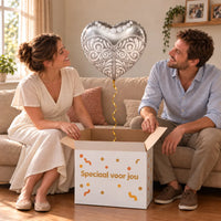 Uitpakmoment met Trouwjurk Helium Ballon uit een cadeaudoos van Ballonnenshop.nl