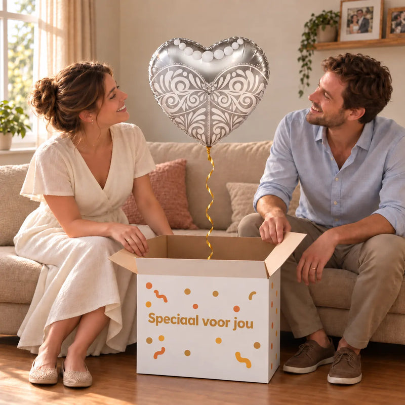 Uitpakmoment met Trouwjurk Helium Ballon uit een cadeaudoos van Ballonnenshop.nl