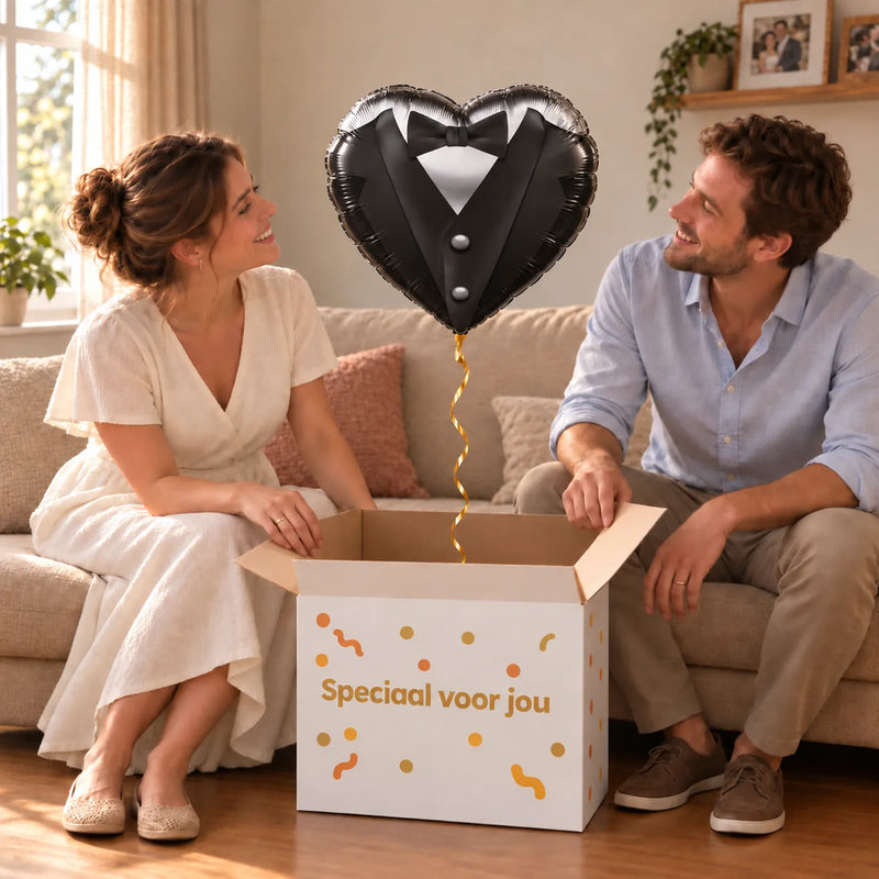 Uitpakmoment met Trouwpak Helium Ballon uit een cadeaudoos van Ballonnenshop.nl