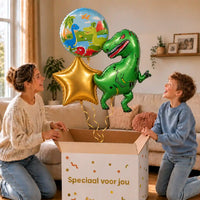 Tyrannosaurus Rex Dino Trosje Goud/Blauw/Groen/Rood: moeder en zoon pakken het heliumgevulde ballonnentrosje uit een Speciaal voor jou-doos, met natuurlijk gekrulde gouden linten.