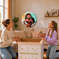 Moeder en meisje bekijken de ballon Vaiana Helium Ballon in zacht warm licht boven de geopende cadeaudoos ‘Speciaal voor jou’.