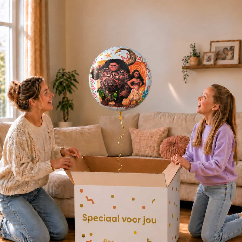 Moeder en meisje pakken een Vaiana en Maui heliumballon van 46 cm uit.