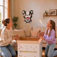Moeder en meisje pakken een I Love You hondenballon van 45 cm met rode strik uit.