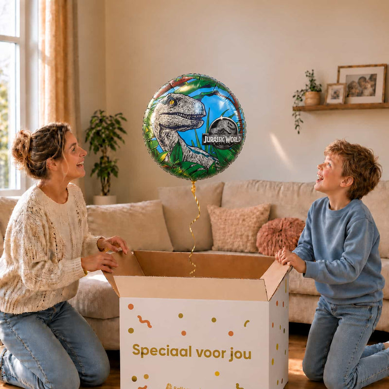 Moeder en jongen pakken een Jurassic World Velociraptor heliumballon van 46 cm uit.