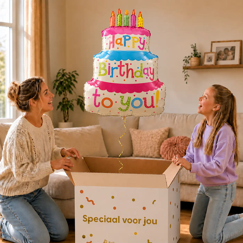 Verjaardagstaart Helium Ballon – uitpakmoment met moeder en meisje in een warme woonkamer – Ballonnenshop.nl