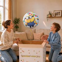 Moeder en jongen openen een cadeaudoos met een Vliegende Otto Minion heliumballon van 46 cm.