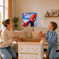 Moeder en jongen bekijken de ballon Vliegende Spiderman Helium Ballon in zacht warm licht boven de geopende cadeaudoos ‘Speciaal voor jou’.
