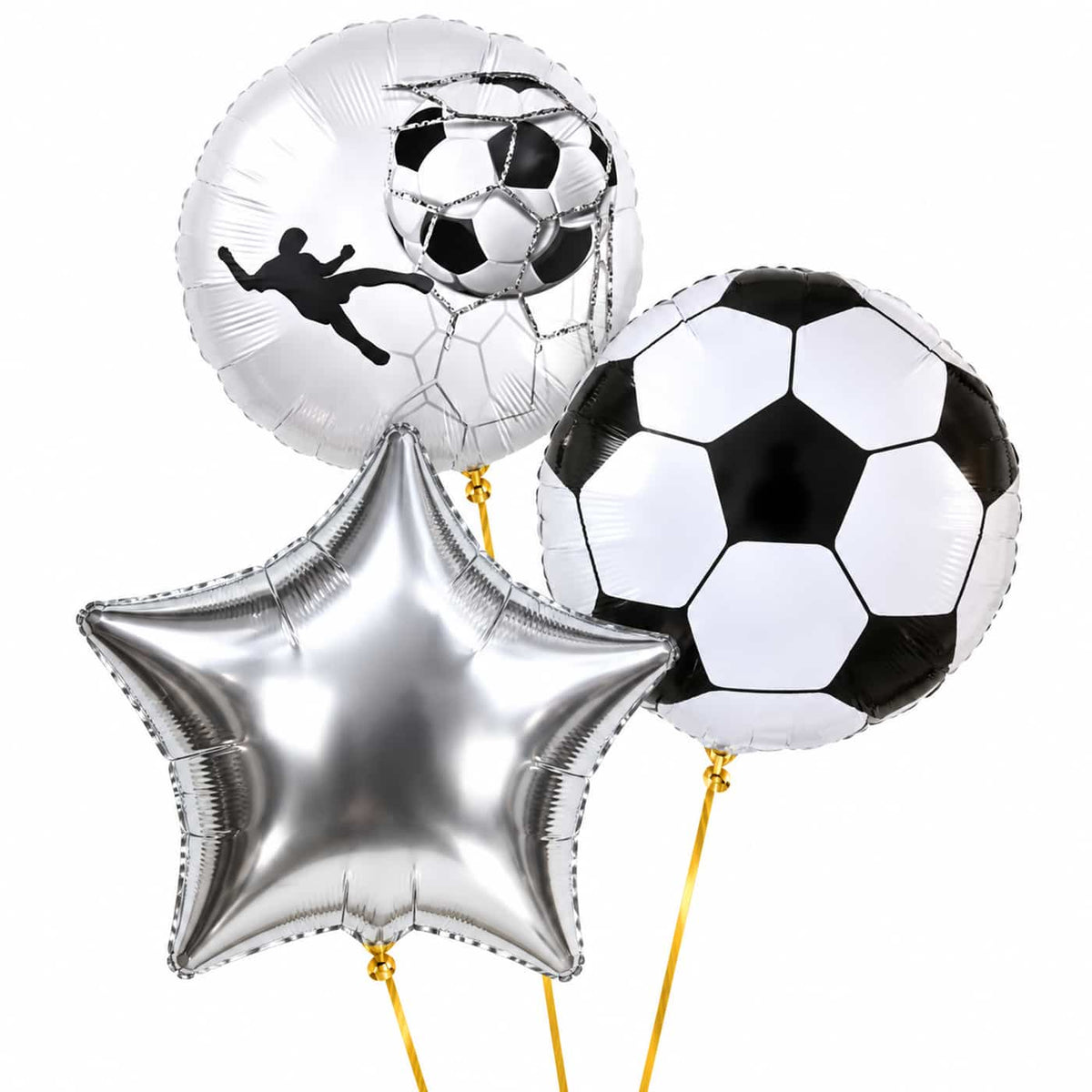 Voetbal Trosje Zilver/Wit/Zwart – heliumgevulde ballonnen met dunne gouden lintjes op een witte achtergrond