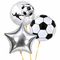 Voetbal Trosje Zilver/Wit/Zwart – heliumgevulde ballonnen met dunne gouden lintjes op een witte achtergrond